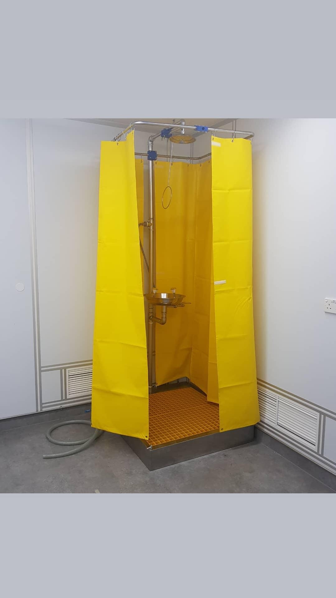 Spilldoc Curtain Booth Type Emergency Shower & Eyewash Station with wa ...